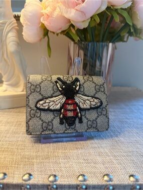 EUC Gucci Gray/Tan Monogram GG Short Wallet with Embroidered Bee